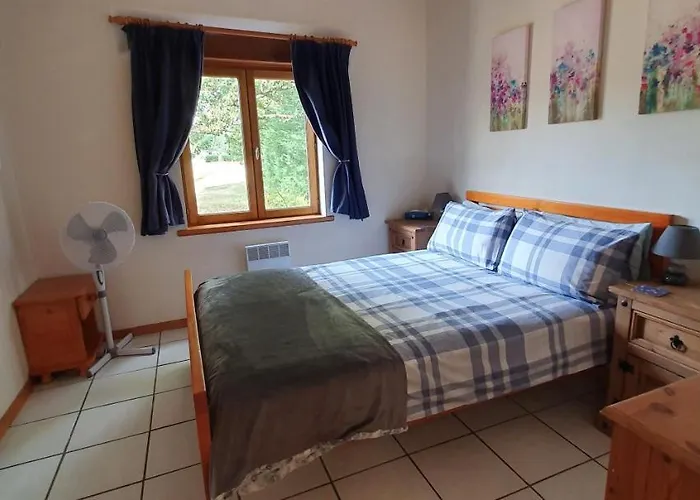 Sleeps 5 With Private בית נופש Montrollet