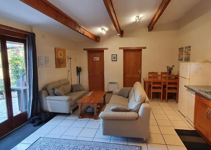 בית נופש Sleeps 5 With Private Montrollet